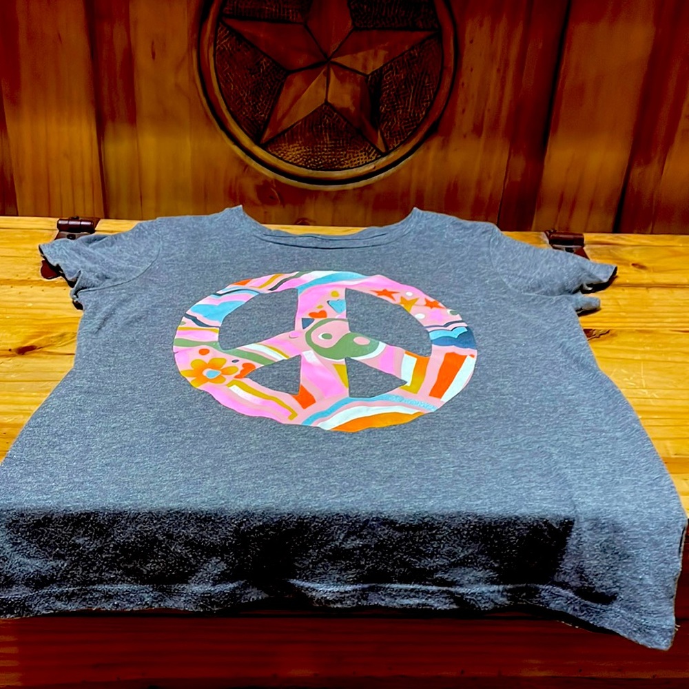 Peace colored sign with gray tshirt